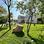 Hilltop Haven In Montauk W Pool, Family Friendly