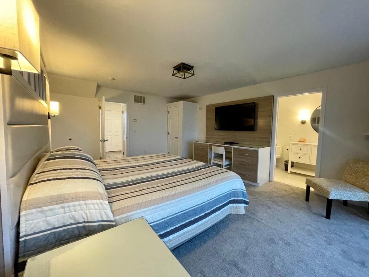 & Captain's Quarters * Montauk