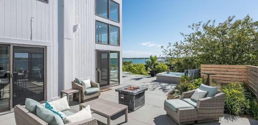 & Captain's Quarters Montauk