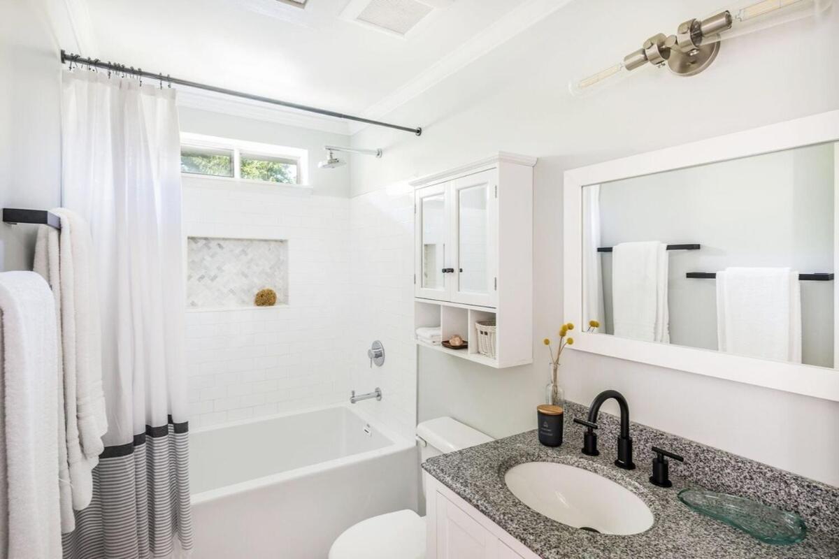 Hilltop Haven In W Pool, Family Friendly *