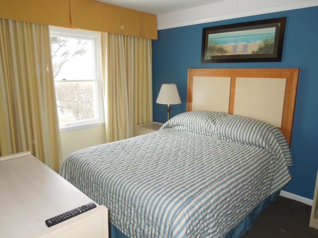 & Captain's Quarters * Montauk