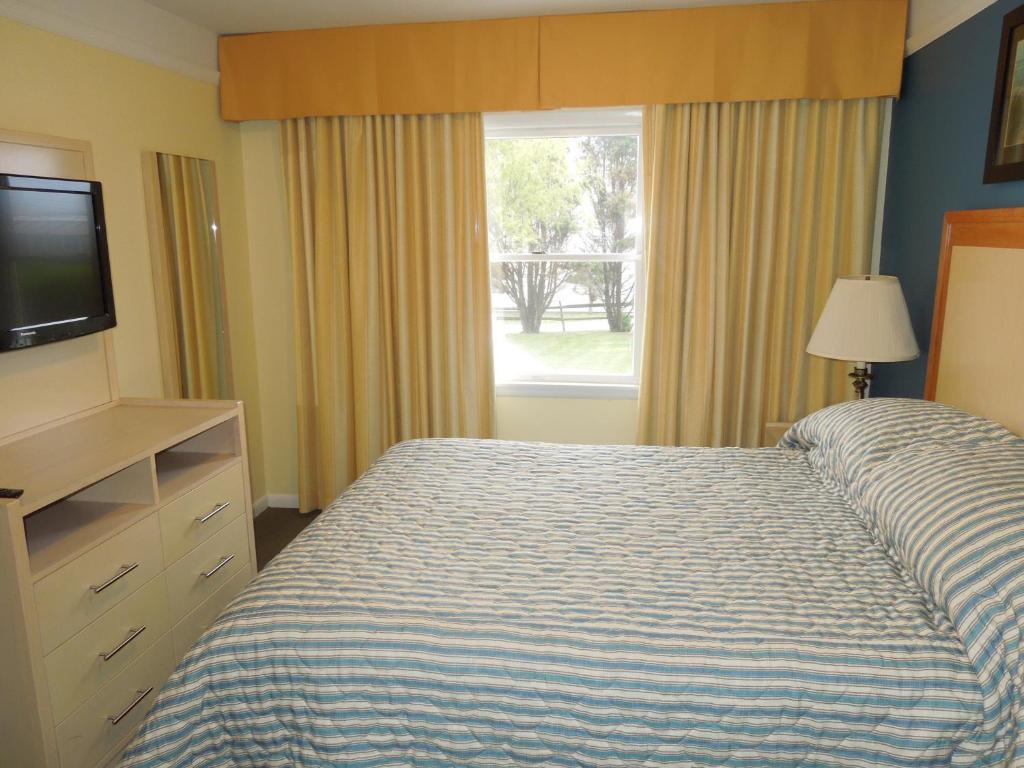 & Captain's Quarters *