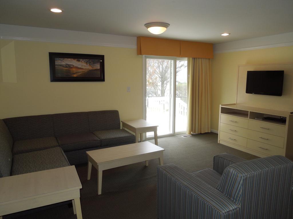 & Captain's Quarters Montauk